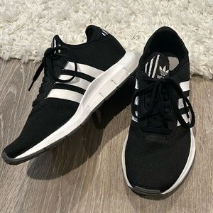 Adidas swift run sneaker - black and white size 9